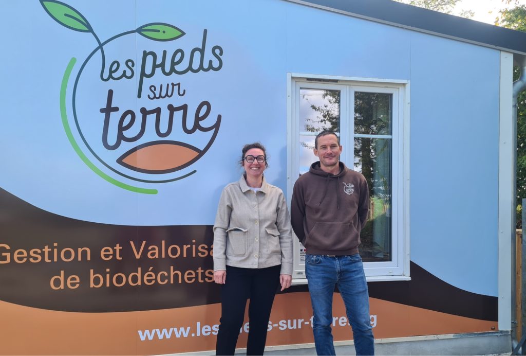 les pieds sur terre